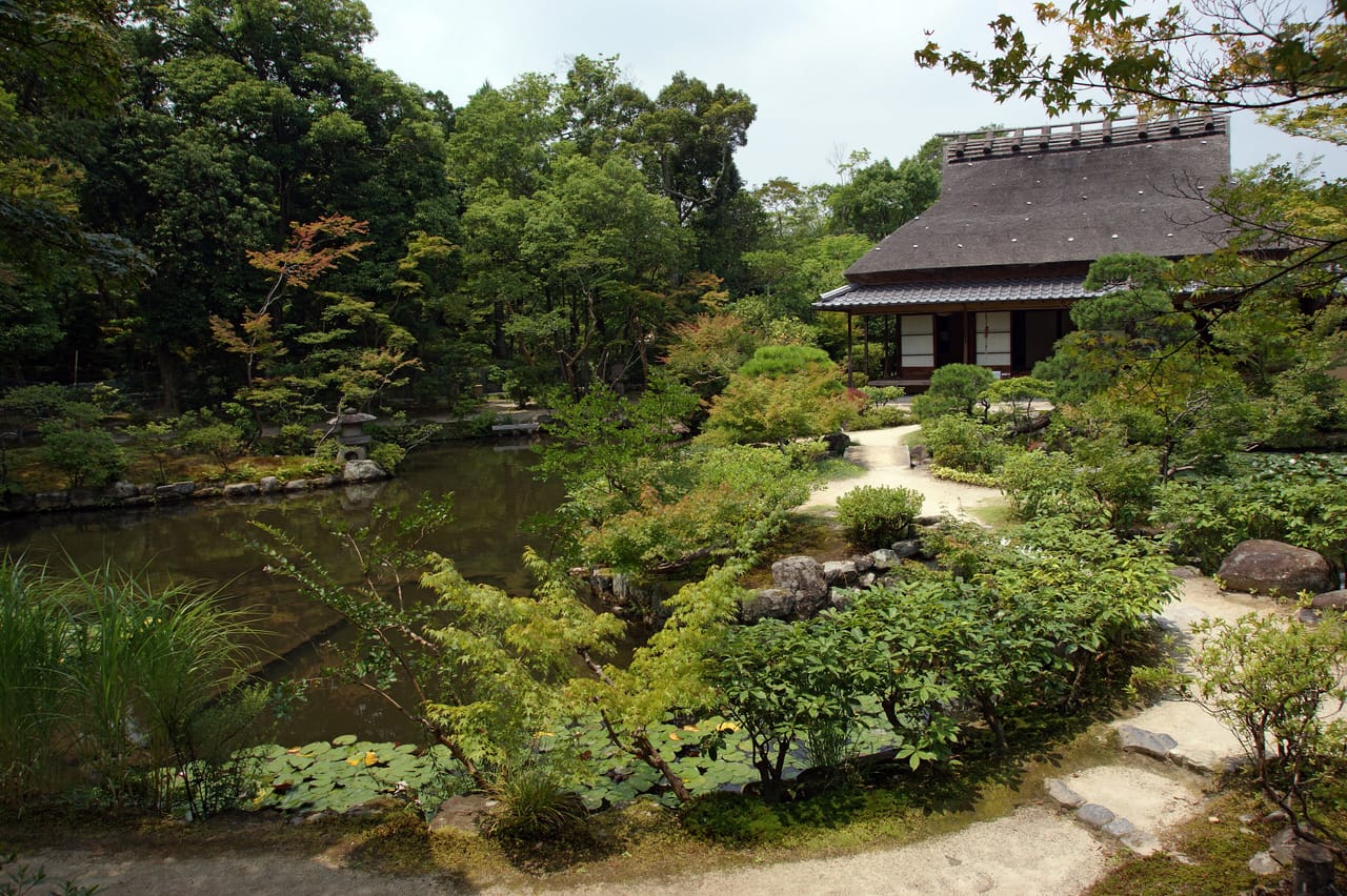 依水園と般若寺、奈良の穴場庭園と花の寺を訪ねる日帰り旅