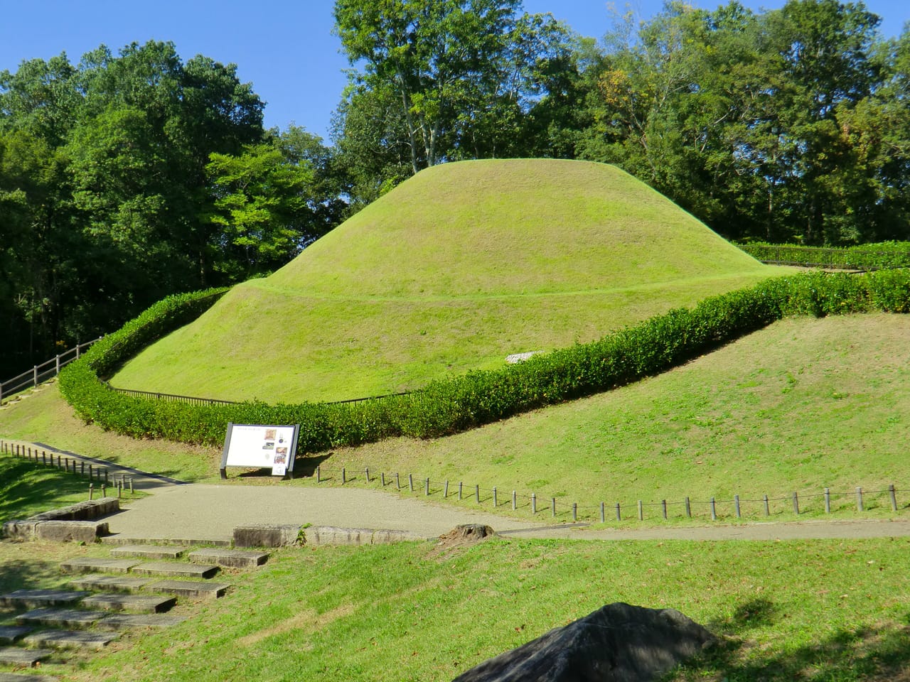 石舞台と高松塚古墳、レンタサイクルで巡る飛鳥・古代ロマン日帰りプラン