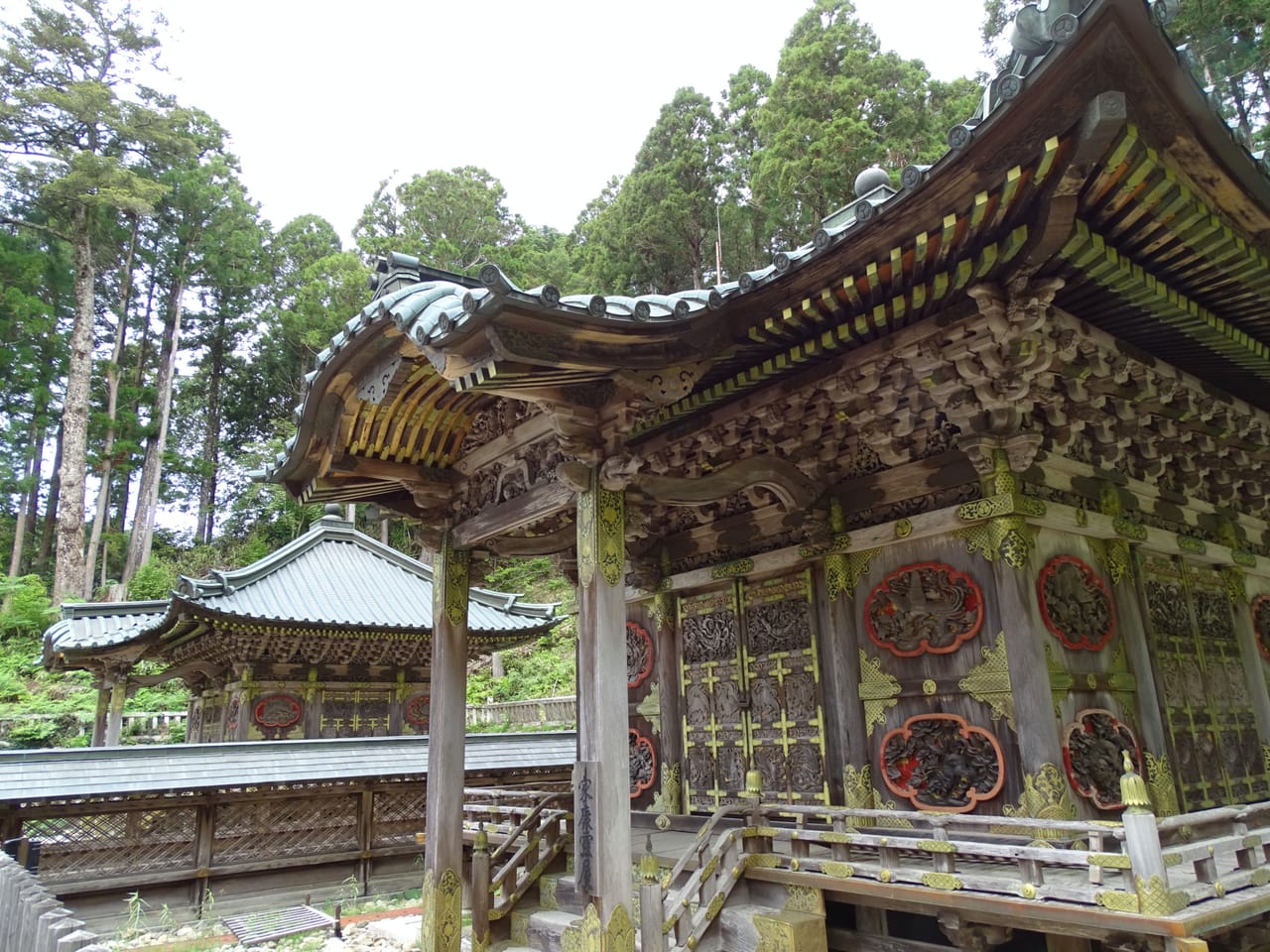 奥の院の杉並木と燈籠堂、弘法大師の御廟を訪ねる祈りの旅