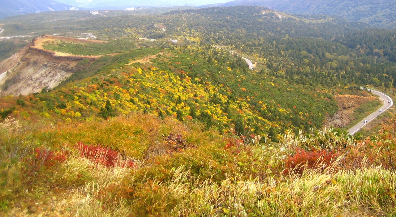 御釜の絶景を望む、宮城側から登る蔵王エコーライン日帰りプラン