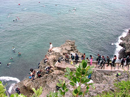 真栄田岬の青の洞窟、シュノーケリングで海中世界を楽しむ1泊2日