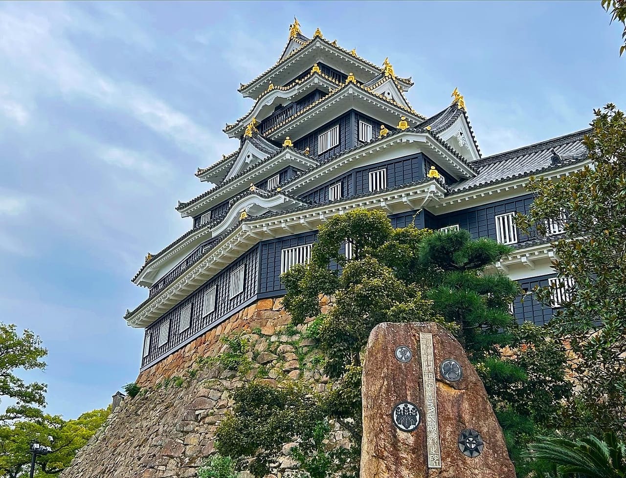 岡山城、烏城と呼ばれる漆黒の天守を望む定番日帰りプラン