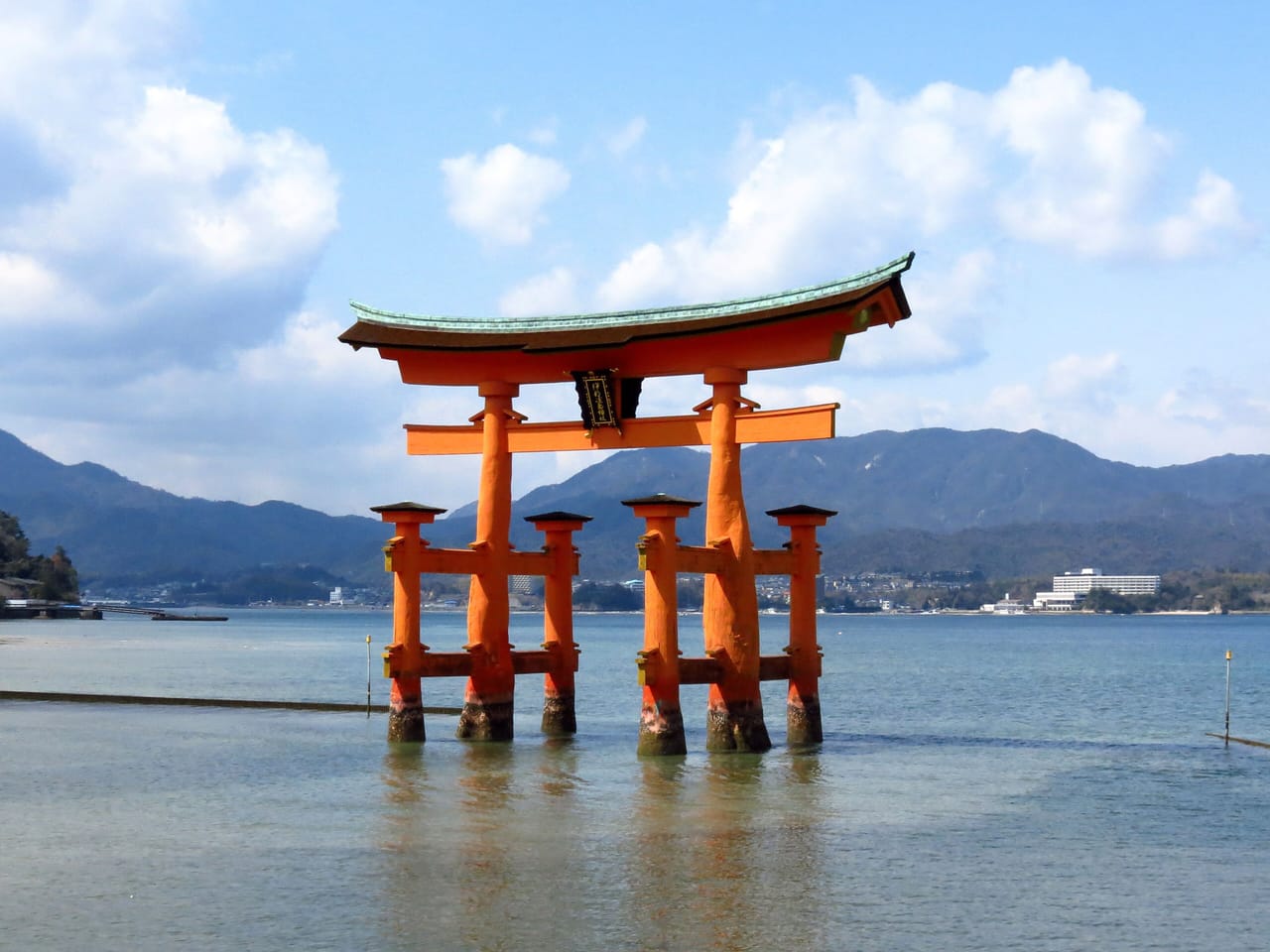 厳島神社、海に浮かぶ朱塗りの大鳥居を望む定番日帰りプラン