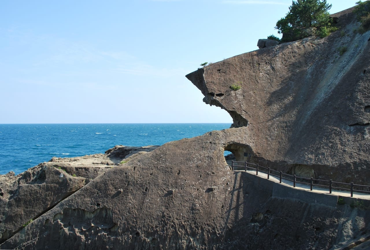 鬼ヶ城と獅子岩、熊野灘の奇岩絶景を巡る1泊2日