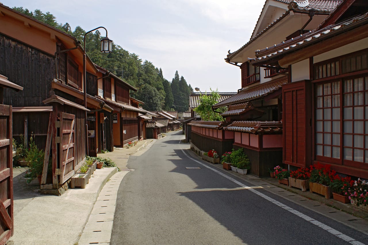 吹屋ふるさと村とベンガラの赤い町並みをめぐる日帰りプラン