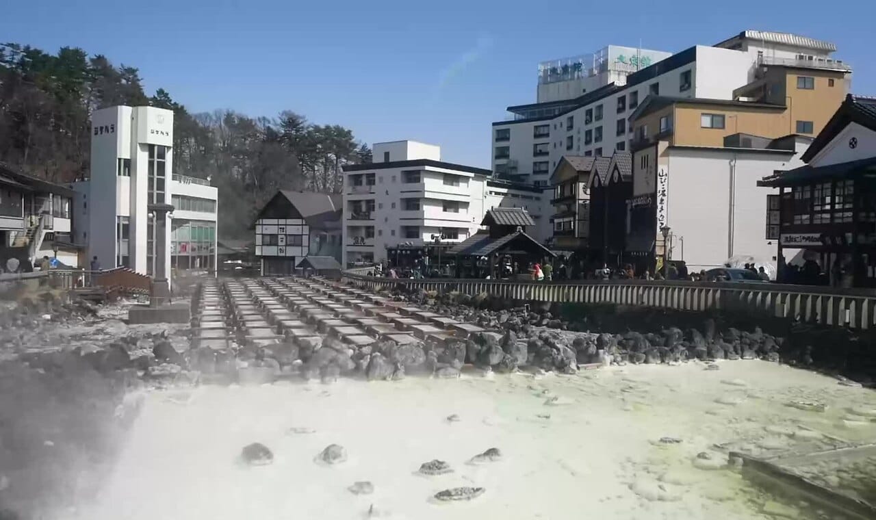 湯畑の湯けむりと雪見の露天風呂。冬の草津でゆったり湯めぐり