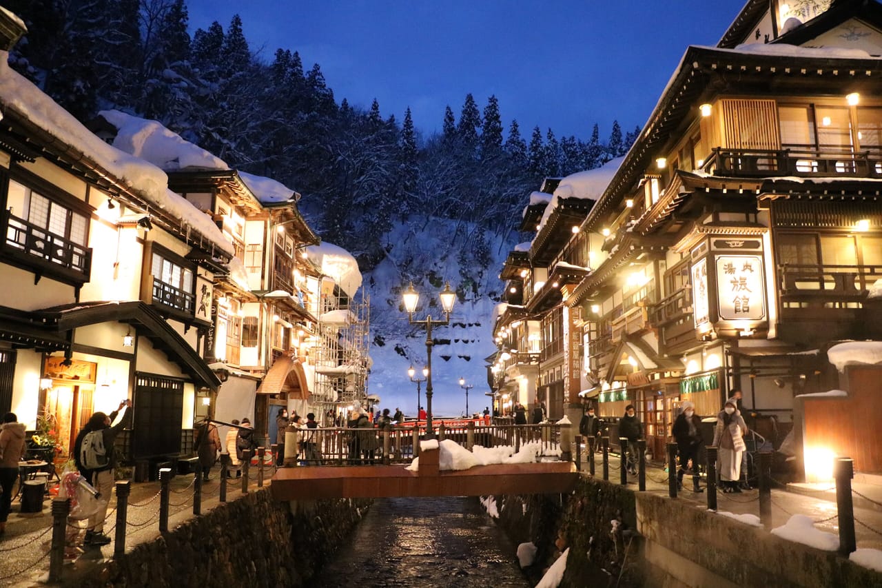大正ロマンの木造旅館と白銀の滝、銀山温泉街さんぽ日帰りプラン