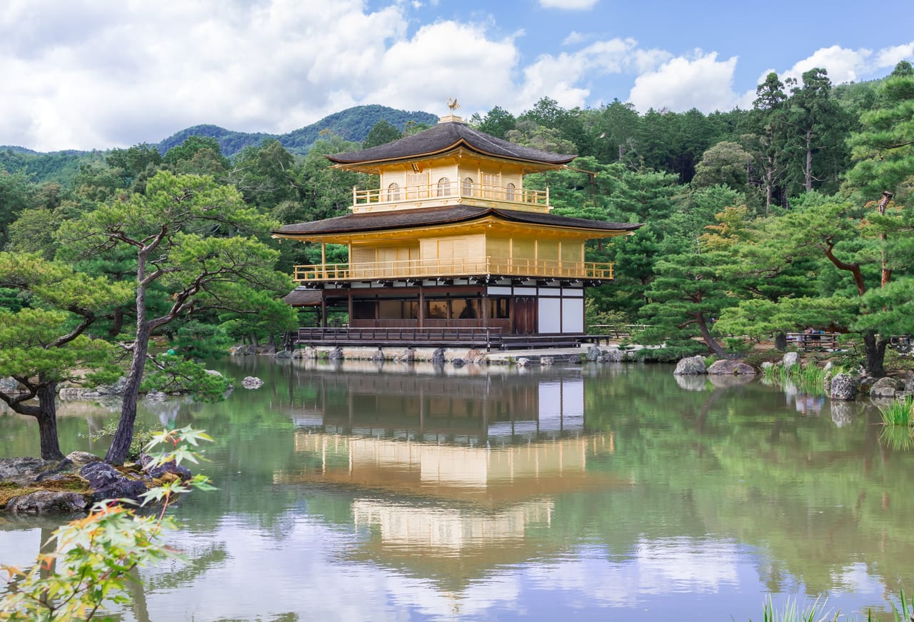 雪の金閣寺と北野の梅。冬の京都・洛北をめぐる日帰り旅